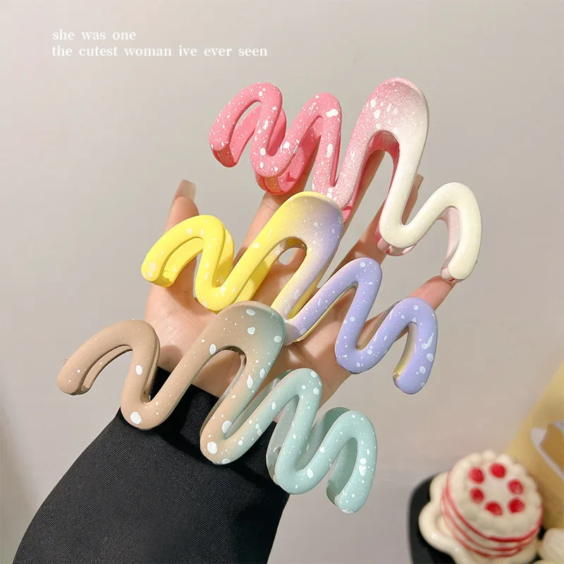 

Dopamine color wavy ombre hairpin on the back of the woman's head pan hair grab clip large shark clip hairpin headpiece