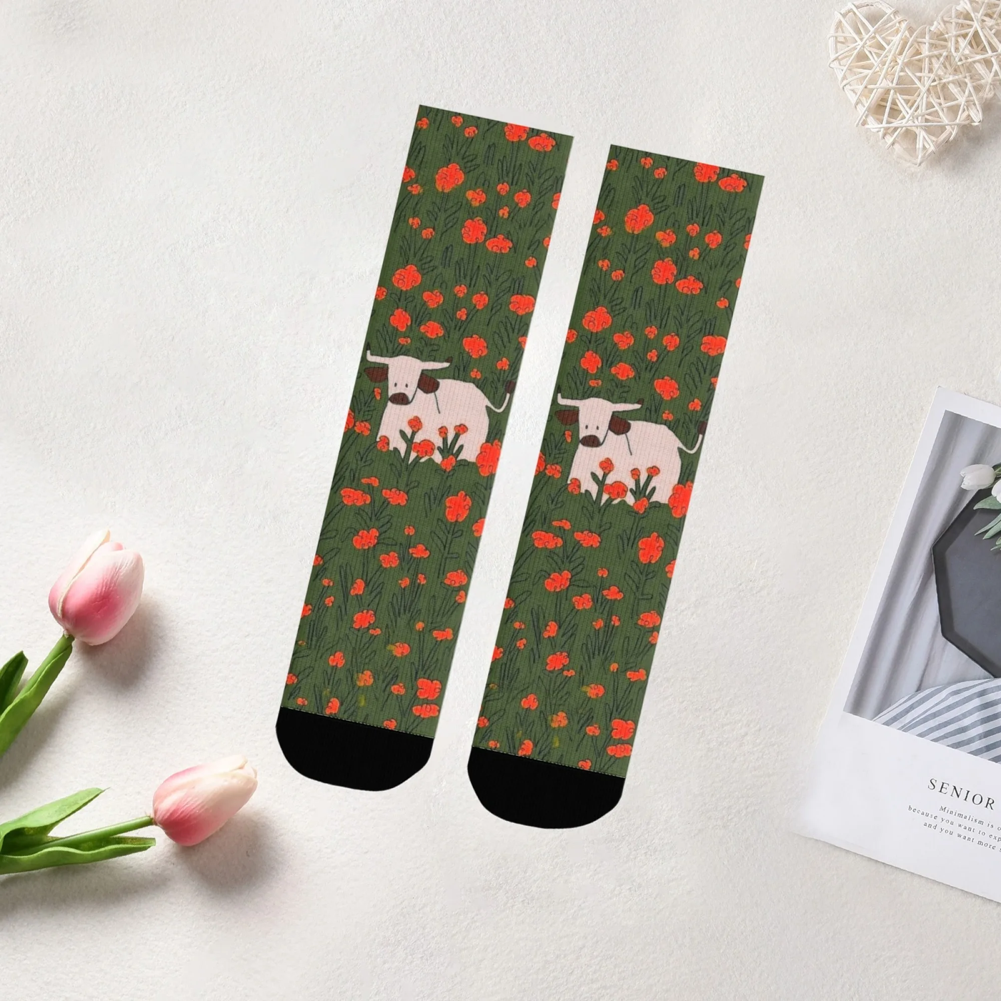 

Милые носки Crew Artistic Fantasy Rural с деталями цветов и быков с милыми тонами. Носки унисекс для повседневной носки и любителей природы.