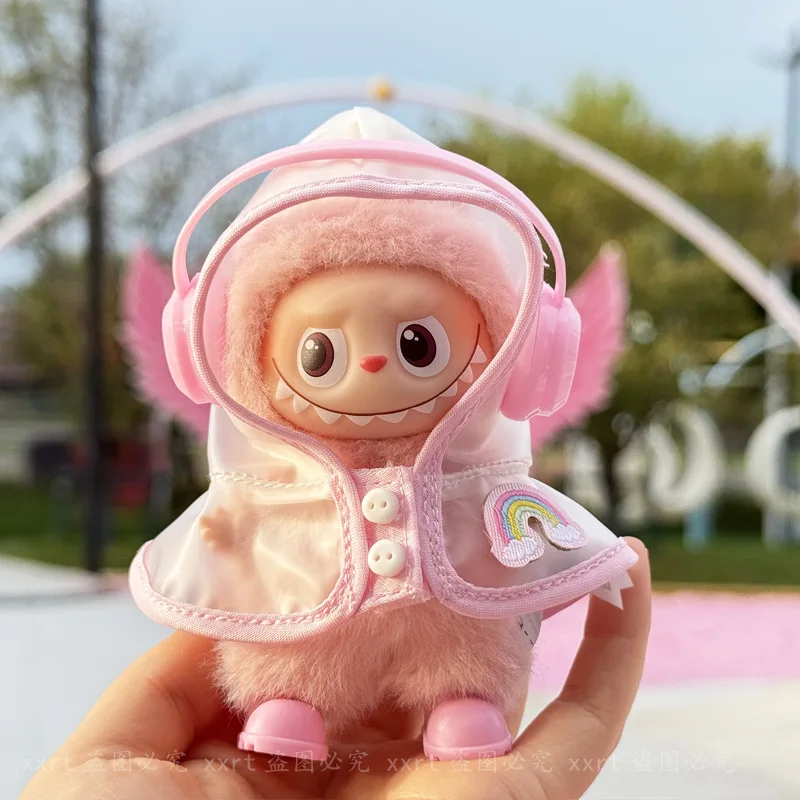 Set Pakaian Hari Hujan Seri Kode Hati Mini Labubu Generasi ke-4, Jas Hujan yang Dapat Diganti dengan Sepatu Bot & Headphone untuk Boneka Vinyl 10cm