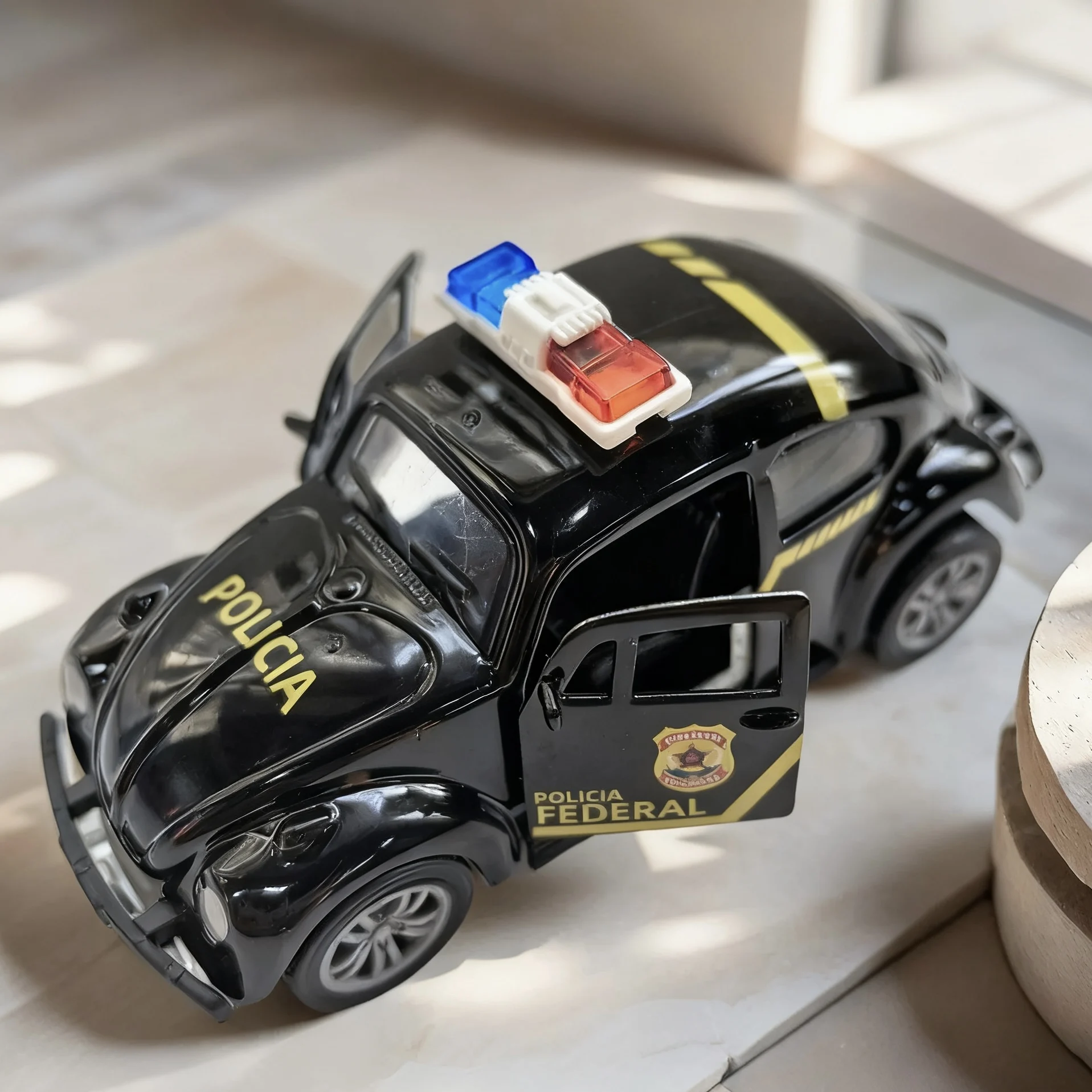 Legering automodel, retro kevervormige kleine auto, degenen die de deur en politieauto's kunnen openen. Zakspeelgoedauto's die jongens houden.