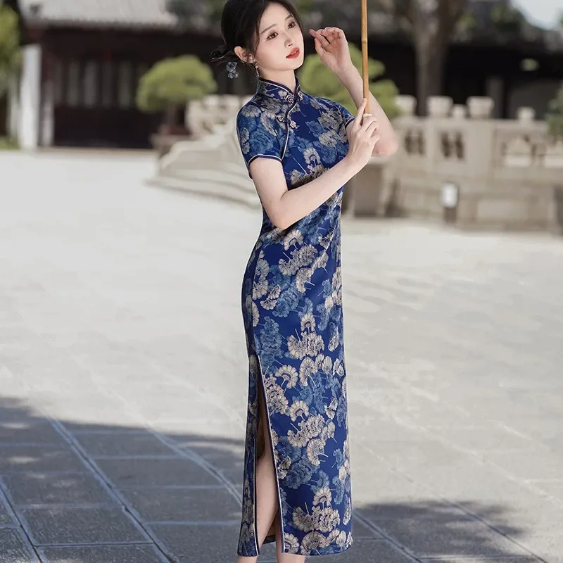 

Новинка 2024, длинные Cheongsam с короткими рукавами и цветочным принтом, Ципао, восточное винтажное классическое платье, женское атласное китайское платье Ципао