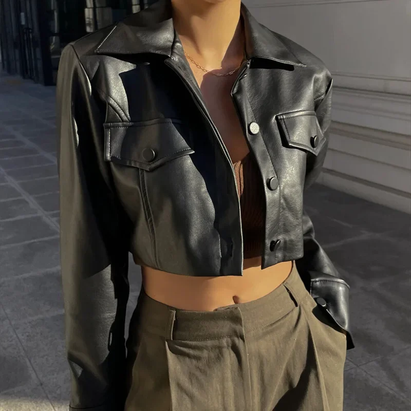 Neu im Herbst, sexy Streetwear, schwarze kurze Lederjacke für Frauen, 20224, schlanker Umlegekragen, einreihiger Crop-Outer