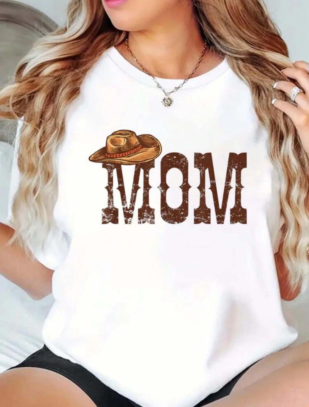 يتميز القميص الكاجوال برقبة دائرية وأكمام قصيرة للسيدات بطباعة حروف MOM على طراز رعاة البقر الغربي #1