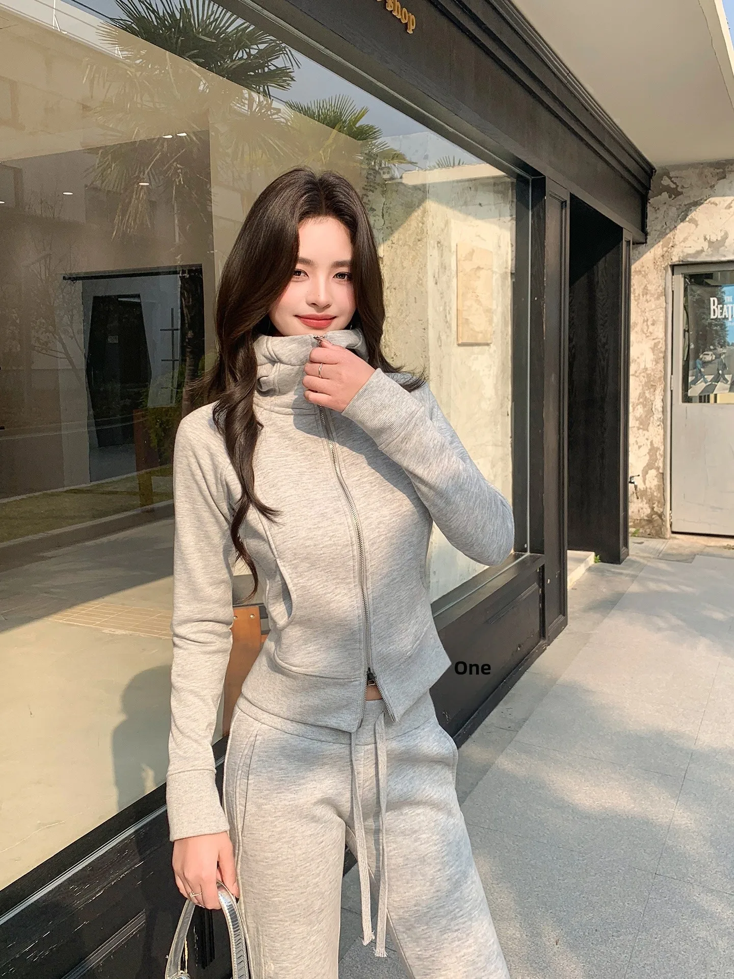 

Женский комплект: толстовка на молнии с капюшоном на флисовой подкладке и облегающие повседневные брюки с низкой талией. Модная и удобная одежда для осени и зимы.