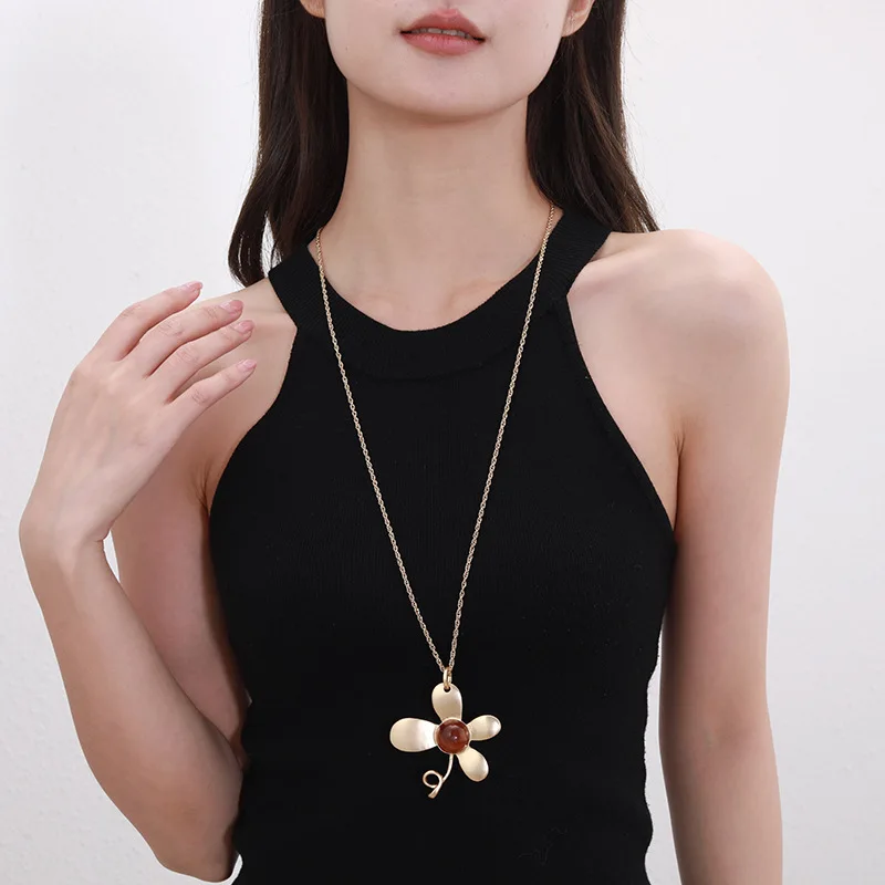 

Kaseakia Long Necklace Simple Flower Geometric Metal Pendant Women's Sweater Chain