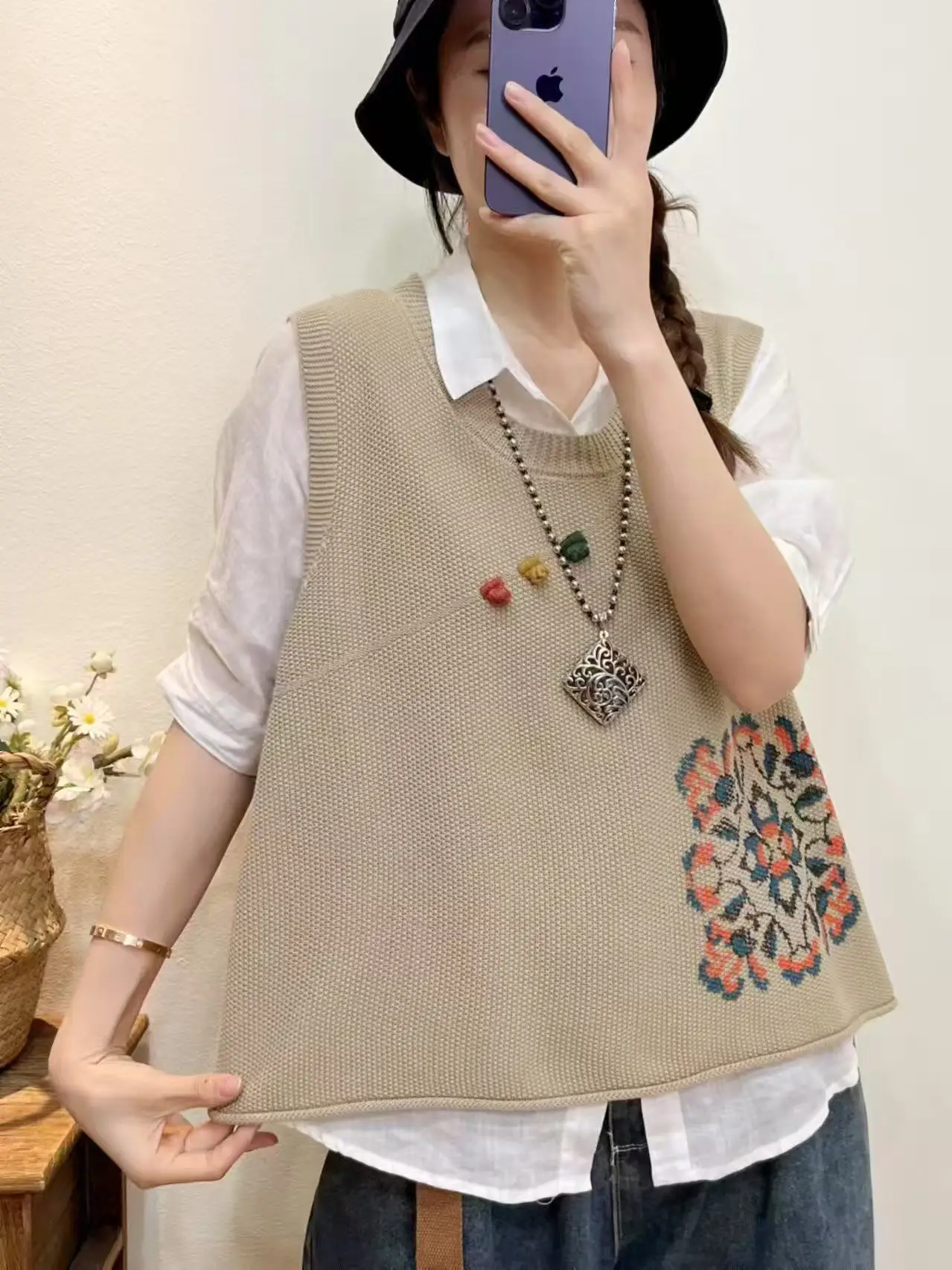 

Retro Button Embroidered Cotton Knitted Vest Casual round Ne Svel Outerwear for Women Spring Slimming F02