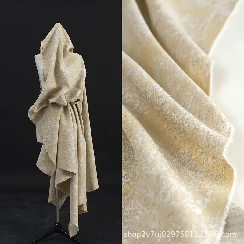 

Это дизайнерская ткань для пальто, изготовленная из хлопкового льняного жаккарда бежевого цвета с тиснеными узорами и нежными декоративными элементами.