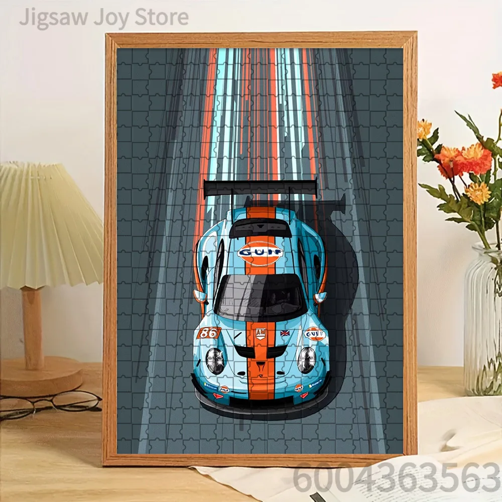 

Бумажный пазл с классическим дизайном гоночного автомобиля Gulf Oil: динамичные полосы, интерактивный декор для дома, забавный элемент интерьера