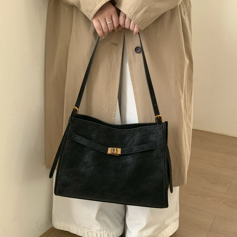 

Luxury Designer Messenger Bag For Women Featuring Durable Leather And Popular Crossbody Style Elegantly Crafted