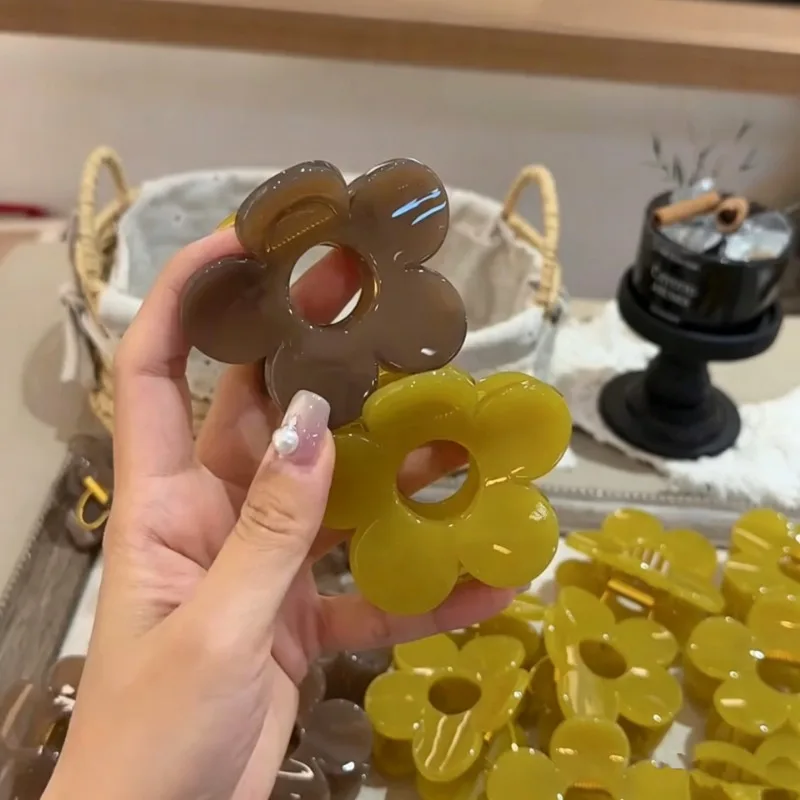 Exquisite Flower-shaped Claw Clips With Elegant High-grade Texture. Cute Stable Clamping Force Firmly Secures Back-of-head Updos