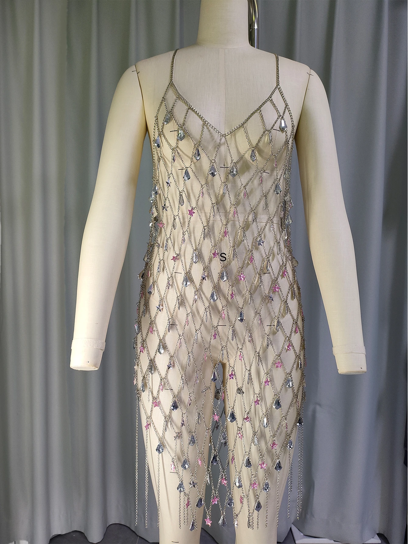 

Мини-платье ручной работы премиум-класса с имитацией бриллиантовой цепочки и v-образным вырезом из ажурной сетки для рыбалки