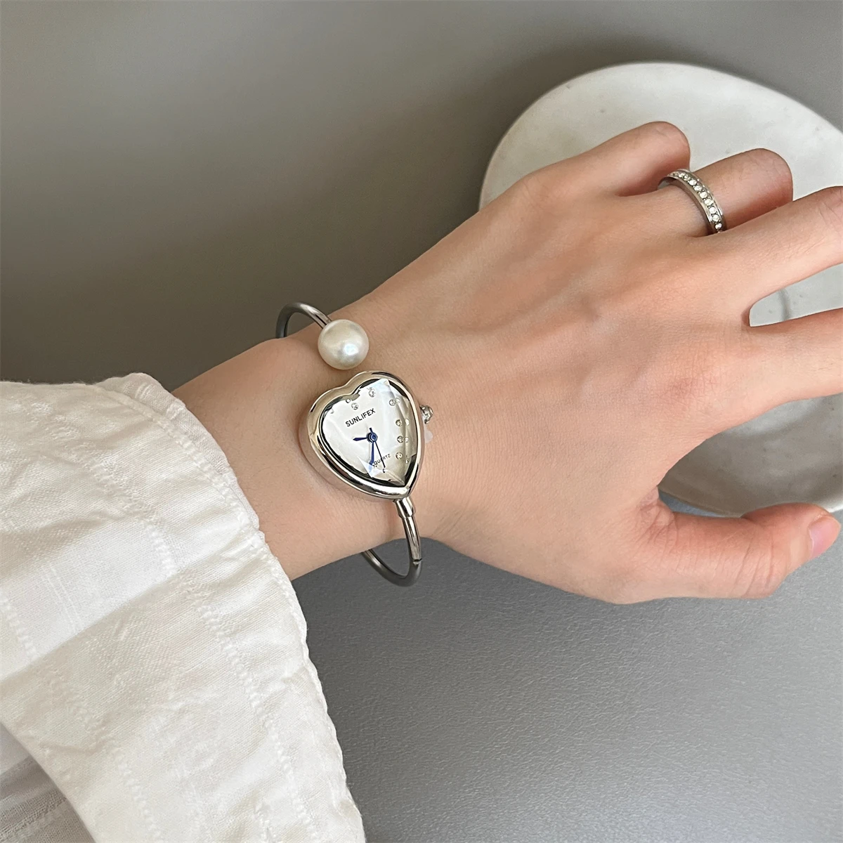 Nicho de diseño de moda sentido exquisito corazón de melocotón con incrustaciones de diamantes reloj de esfera pequeña reloj de perlas de alto valor para mujer