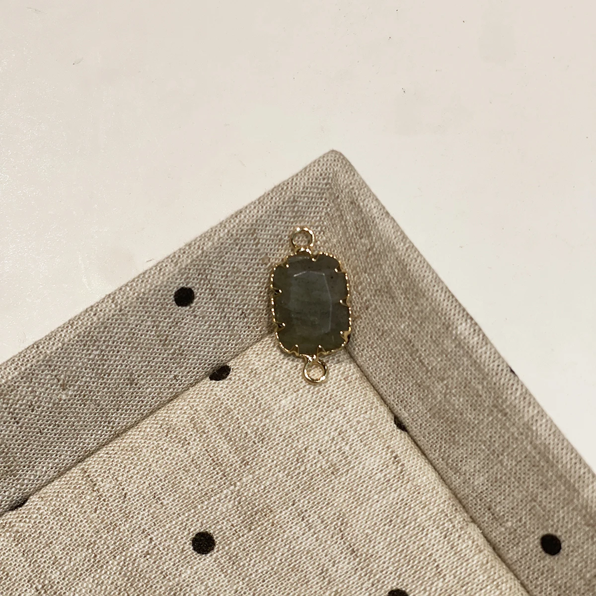DIY Kleiner Verbinder aus Naturstein, Facettierter Dialogit-Verbinder 13x25mm für Schmuckherstellung, DIY Halsketten- und Armbandzubehör – Detail 2