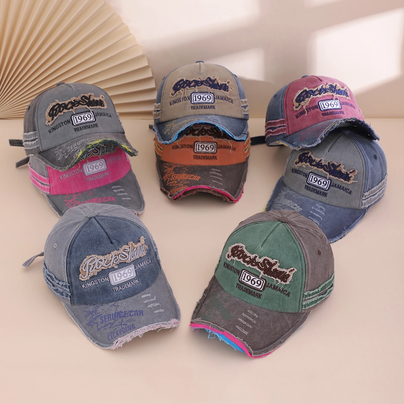 

Модная и модная бейсболка в корейском стиле 1969 года с перфорированными, бахромой и вышитыми объемными буквами.