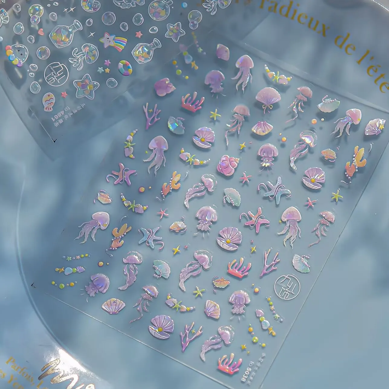 カラフルな夢のようなネイルステッカー、海をテーマにしたクラゲ、貝殻、美しい女性のネイルデコレーション