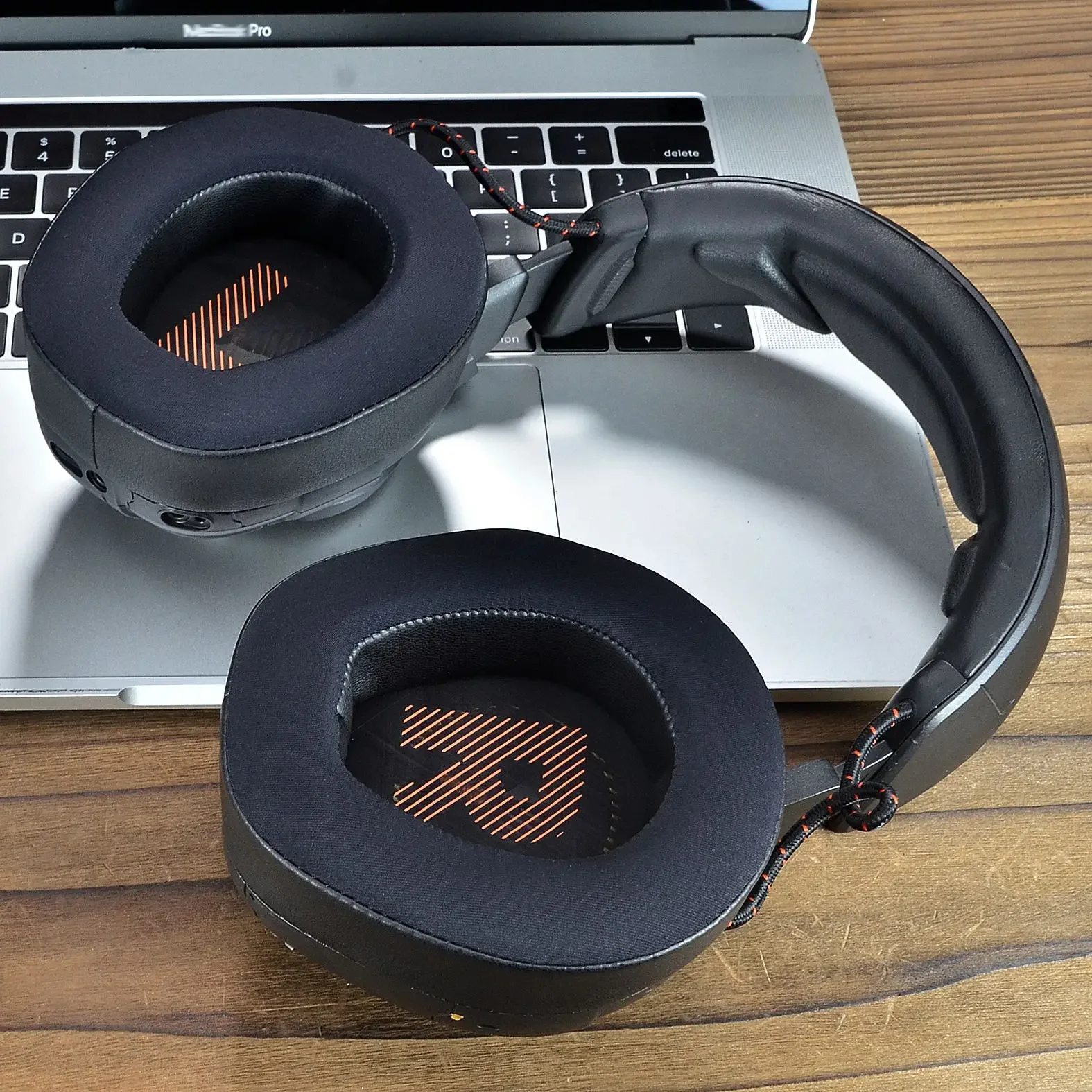 

Replacement Ice Gel ear pads For JBL Quantum ONE Q1 Wireless Headset Repair and replace parts with a comfortable wearing11.03，