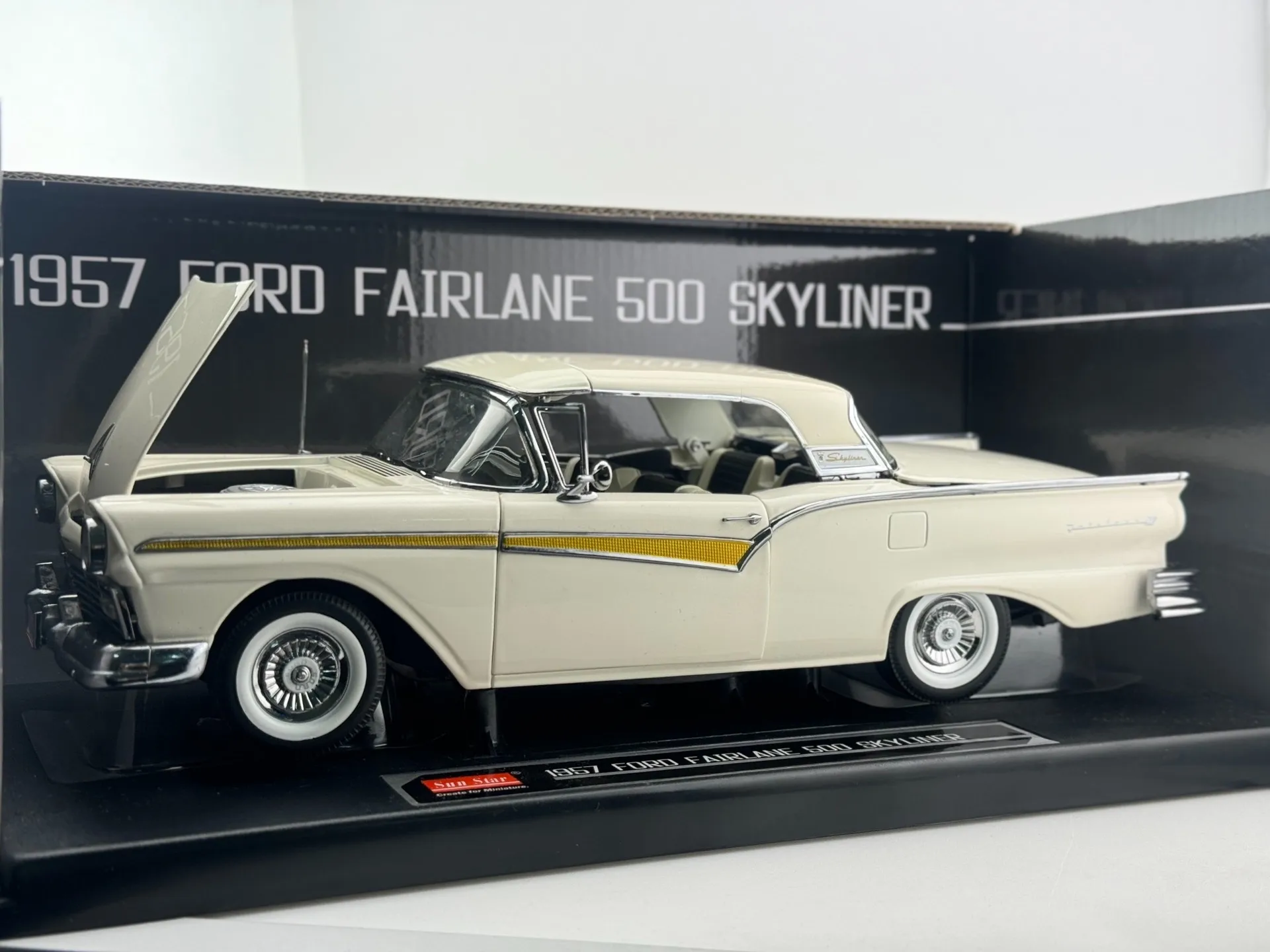 Diecast Sun Star 1/18 Scale 1957 Ford Fairlane 500 Skyliner Canopy
