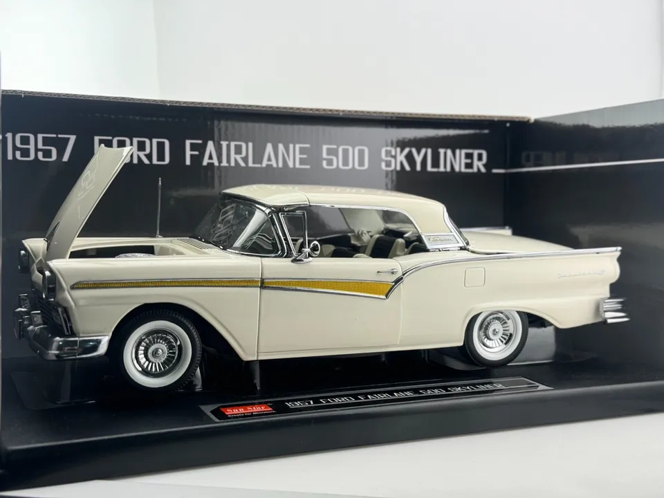 Diecast Sun Star 1/18 Scale 1957 Ford Fairlane 500 Skyliner Canopy