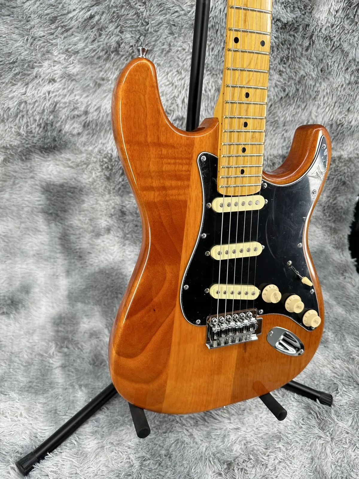 

Гитара в стиле 2025 года с звукоснимателями из нержавеющей стали, гриф из клена, гриф из клена