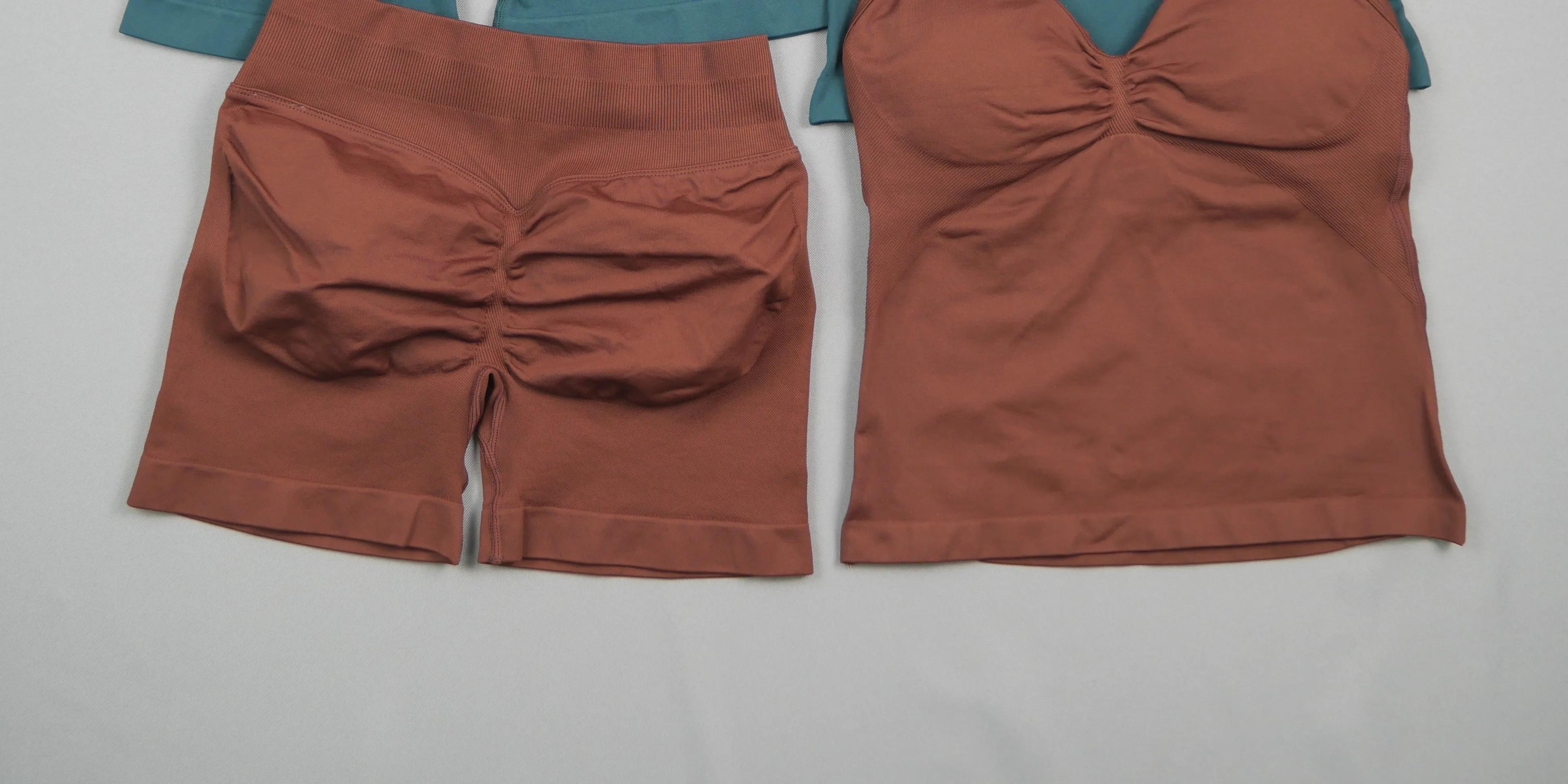 Nahtloses 2-Teiliges Sportset für Damen: Halter-Top mit Langem Schnitt, Hochgeschnittene Scrunch-Butt-Shorts, Schnelltrocknend, für Fitness und Workout – Detail 15