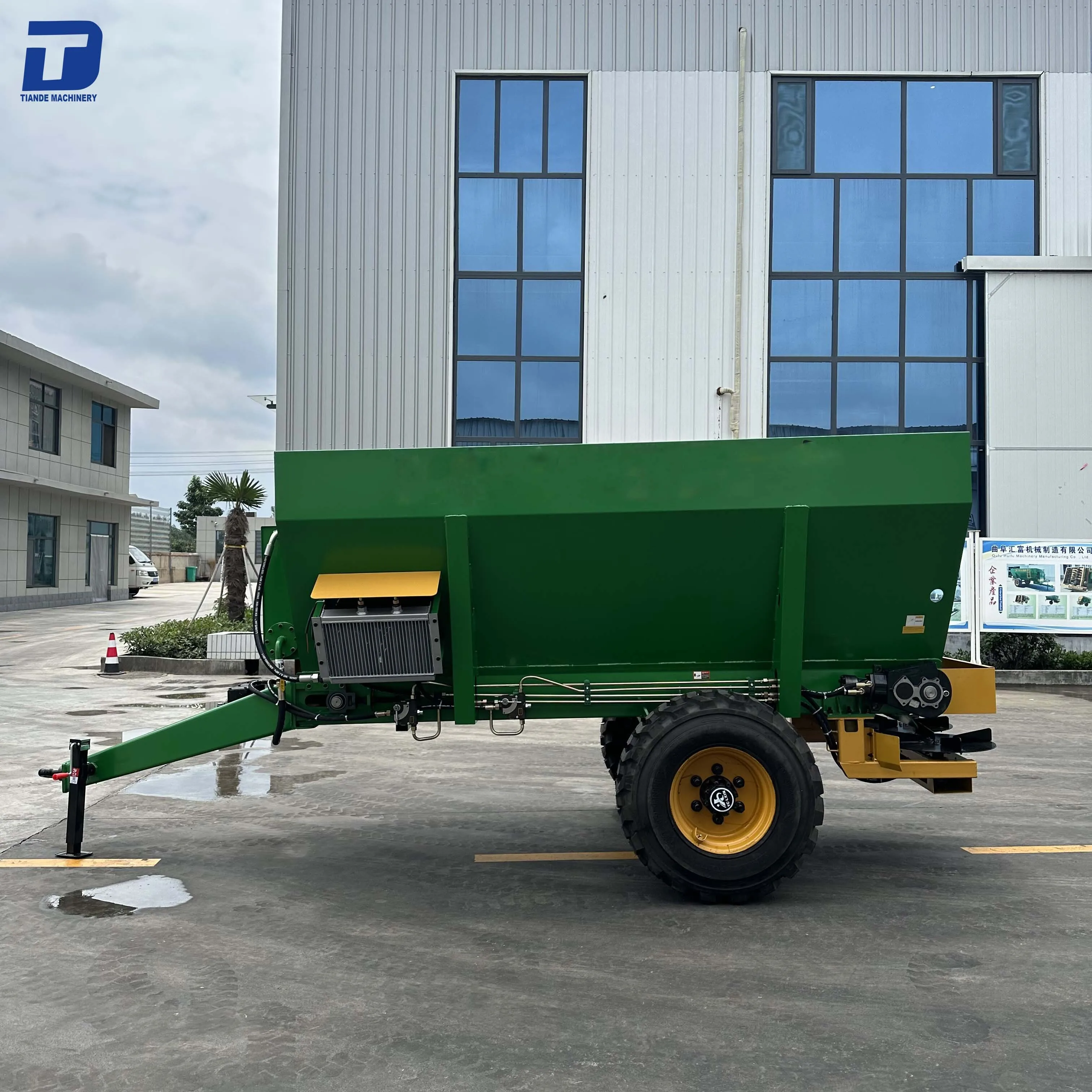 Five Cubes Manure Compost Granular Organic Lime Fertilizer Spreader Double-Disc Manure Spreading Truck