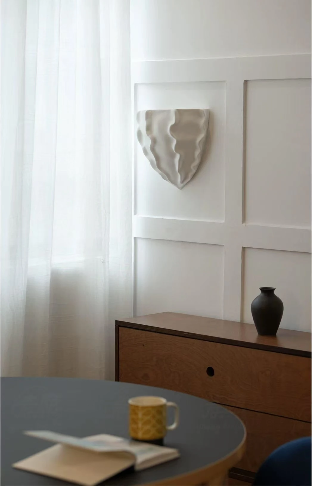 مصباح حائط جبس على شكل اسكالوب. يناسب غرفة النوم الرئيسية بجانب السرير، والدرج، والممرات، والممرات، والبهو. تصميم فني وابي سابي #3