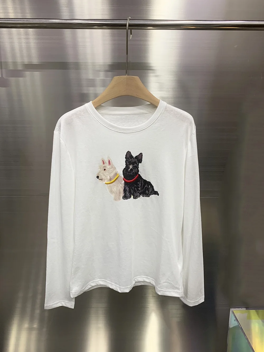 

Осенняя коллекция 2025: Повседневная свободная футболка с длинным рукавом и принтом собаки, приятная к телу, базовая верхняя одежда для женщин, комфортный топ из смесового хлопка