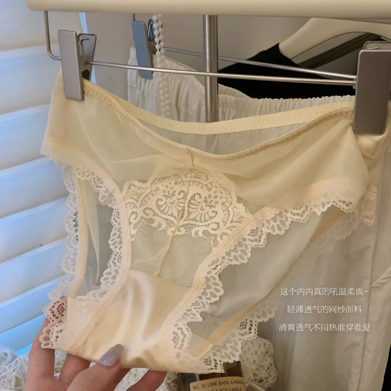 

French-style lace panties with vintage patterned lace edges, comfortable and simple pure cotton crotch women's thong pants