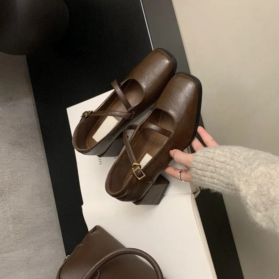 أحذية كعب خشن المرأة البريطانية الربيع والخريف جديد حذا فردي للسيدات الفرنسية الرجعية رئيس مربع المعاول عالية الكعب