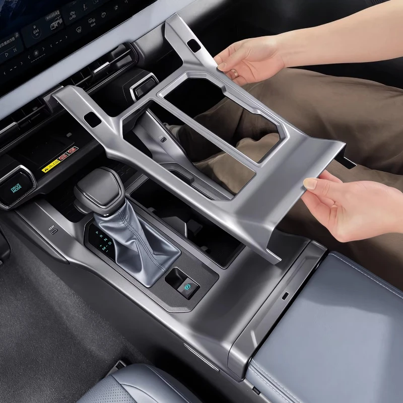 

Для Toyota RAV4 WILDLANDER 2026: Декоративная накладка из АБС-пластика на центральную панель управления, панель переключения передач и защитная накладка на выхлопную трубу.