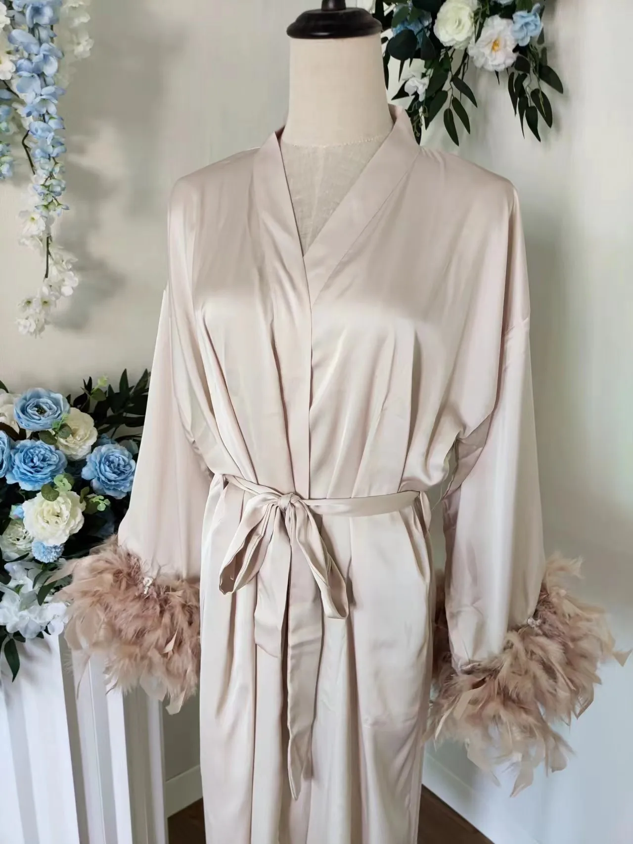 

Champagne Long Bridal With Feather Silk Bride Kimono Wedding Day Dress Feather Cuff Details Satin Robes For Women Hen Party