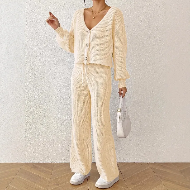 ชุดเซ็ต 2 ชิ้นไหมพรมสีพื้นสไตล์ลำลองสำหรับผู้หญิง ฤดูใบไม้ร่วง-ฤดูหนาว 2025 เสื้อคาร์ดิแกนคอวีติดกระดุมแถวเดียว แขนยาว กางเกงขายาวมีเชือกผูกเอว สไตล์สตรีทแวร์