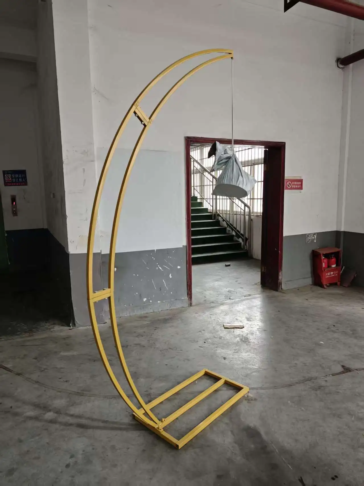 2 Stück Goldene Mondförmige Hochzeitsbogen-Kronleuchterständer, Gebogener Hängelampenhalter für Geburtstagsfeier, Brautparty, Eventdekoration – Detail 5
