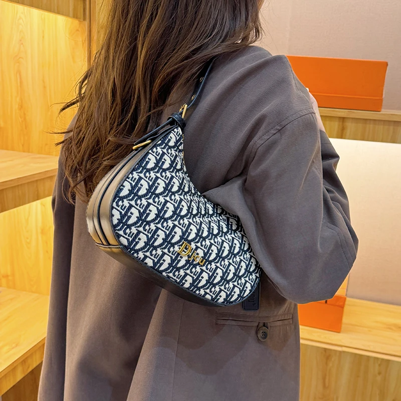 

Glamorous Ladies Clutch Bag Crystal-Embellished Evening Bag with Satin Lining Ideal for Red Carpet Events Weddings and Galas