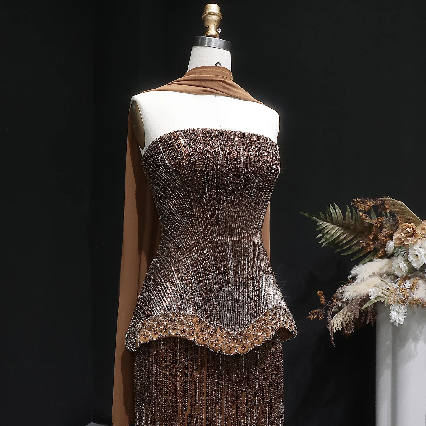 Sharon Said Luxuriöses Dubai-Orangefarbenes Abendkleid mit schweren Pailletten und Perlenstickerei 2026, trägerloses Kleid mit Schal, arabisches Party-Ballkleid SS560, maßgeschneidert – Detail 24
