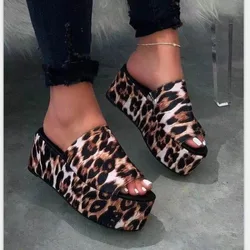 Nuove scarpe da donna in vendita pantofole da donna con stampa leopardata Sexy di nuova moda estate sandali con zeppa da donna Casual con suola spessa all'aperto