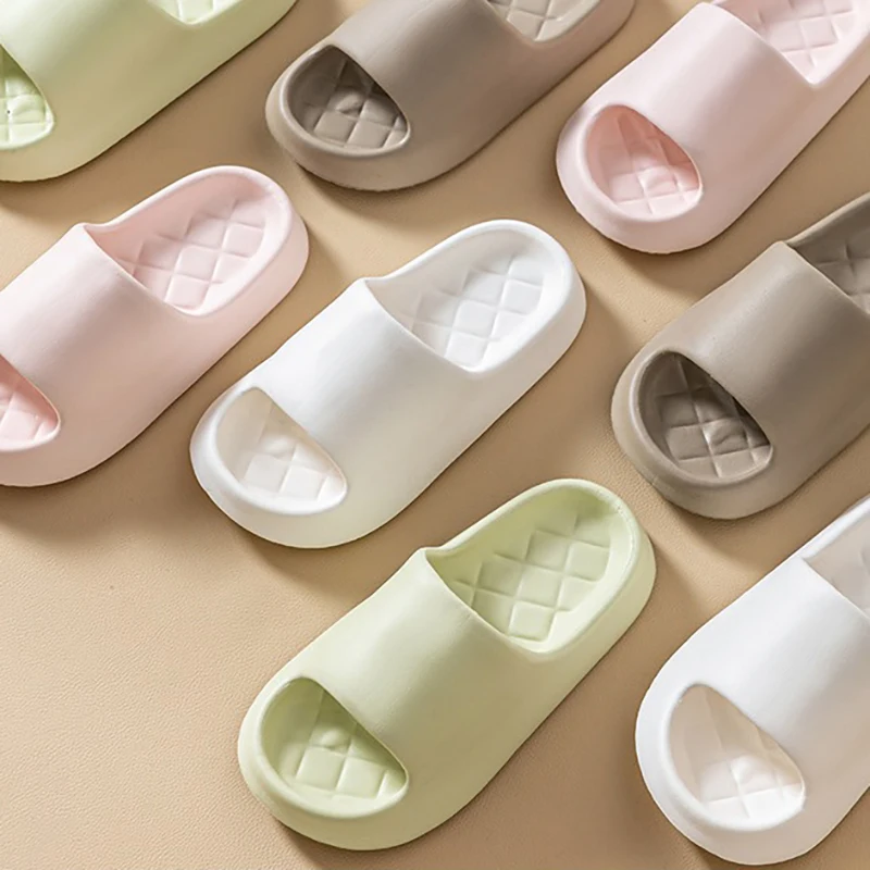 Zapatillas de baño para el hogar para mujer, pantuflas de suela suave con plataforma gruesa para interiores de verano EVA, chanclas de playa antideslizantes para baño para parejas, chanclas para hombre