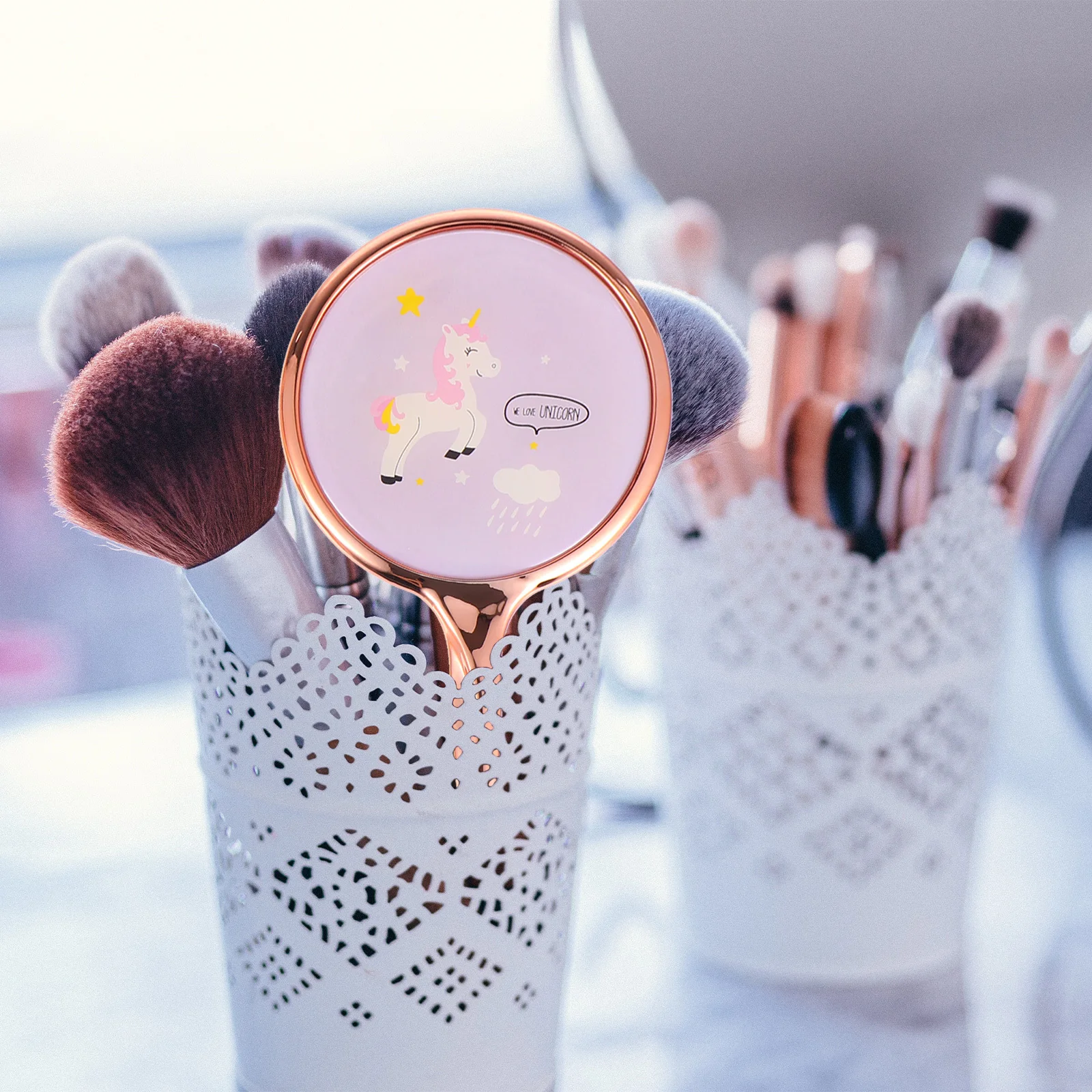 قطعتان من مرآة المكياج المحمولة بنمط وحيد القرن الجميل للسفر والمنزل وأحمر الشفاه بتصميم مدمج