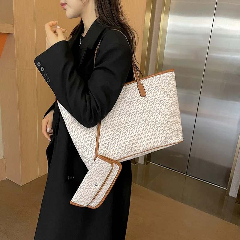 ​ حقيبة يد كبيرة الحجم بتصميم ريترو لعام 2025 للنساء ذات سعة كبيرة وقابلة للتعديل ومحفظة كتف للركاب أساسية