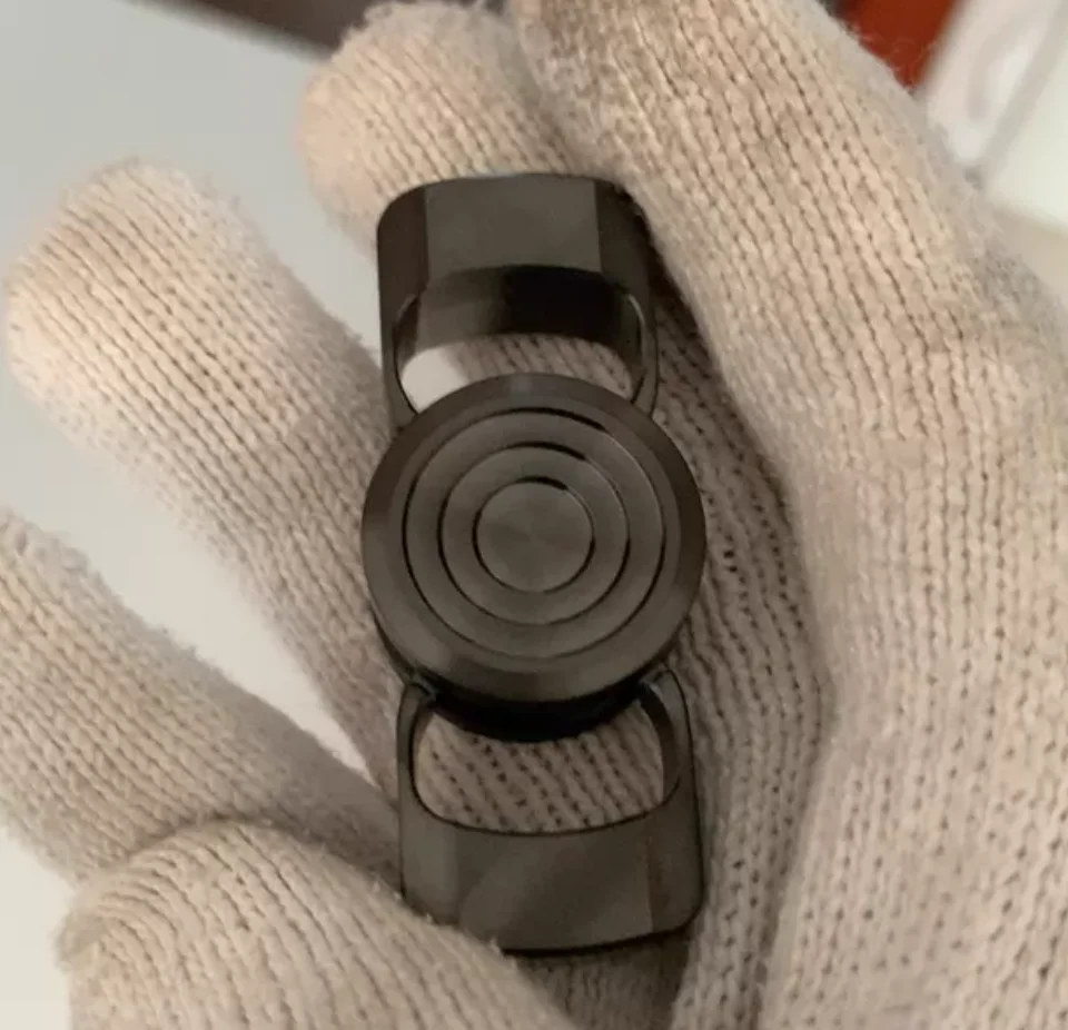 

Used EDC Zirconium Alloy Mod Two Dog Two Pages fidget spinner metal decompression toy