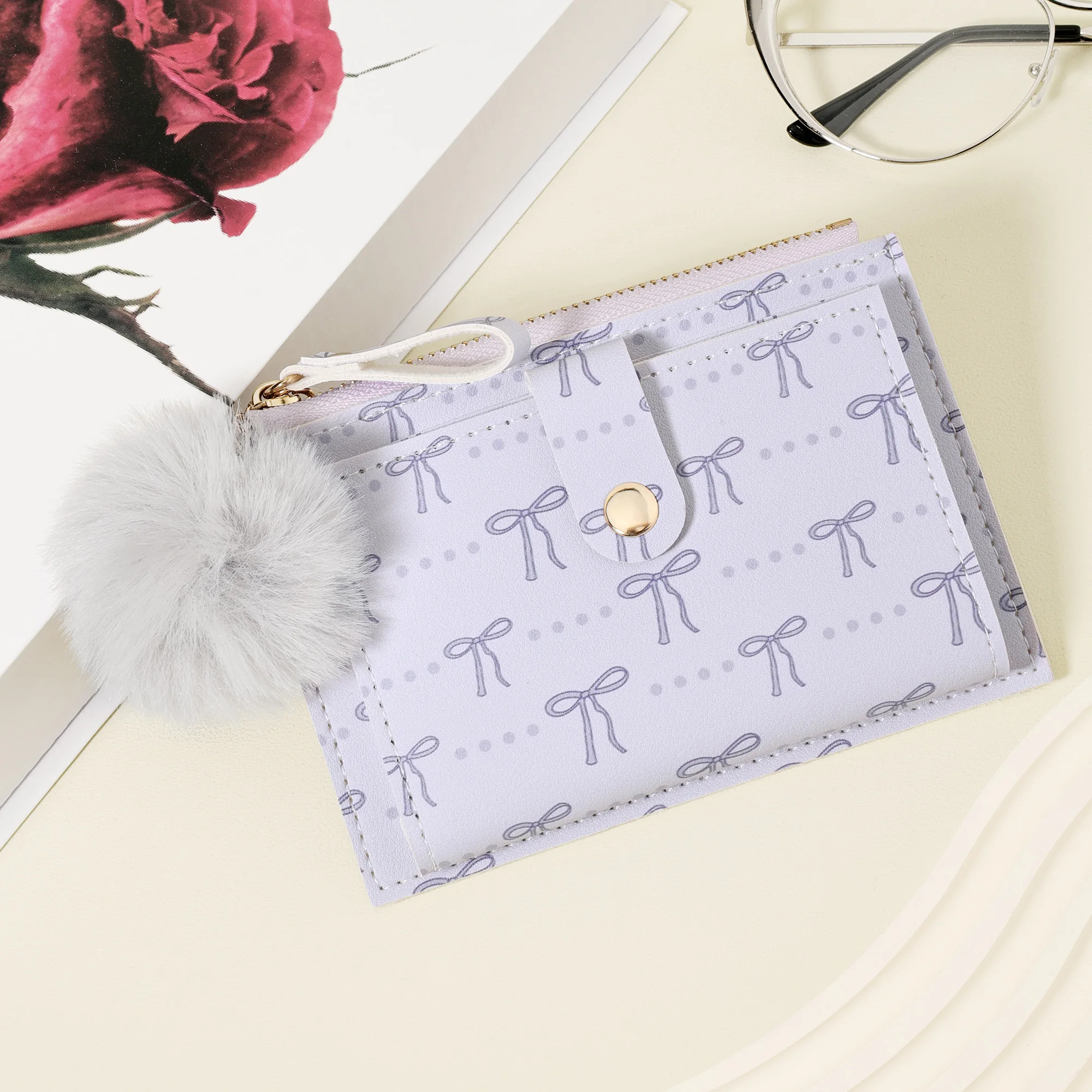 Ультратонкий, легкий и портативный держатель для карт для наличных, удостоверений личности и кредитных карт. Особенности стильного акцента помпона, высокого качества.