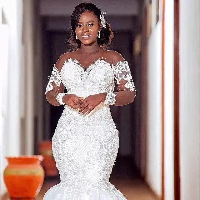 Suknia ślubna w stylu syreny plus size z dekoltem typu jewel, zdobiona koralikami, aplikacjami z koronki, trenem zamiatającym, szyta na miarę (Robe De Mariée)