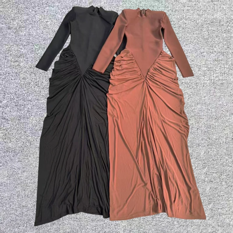 Elegancka damska sukienka bodycon z długim rękawem, rzeźbionym dekoltem i asymetrycznym dołem, idealna na formalne wieczorne przyjęcia.