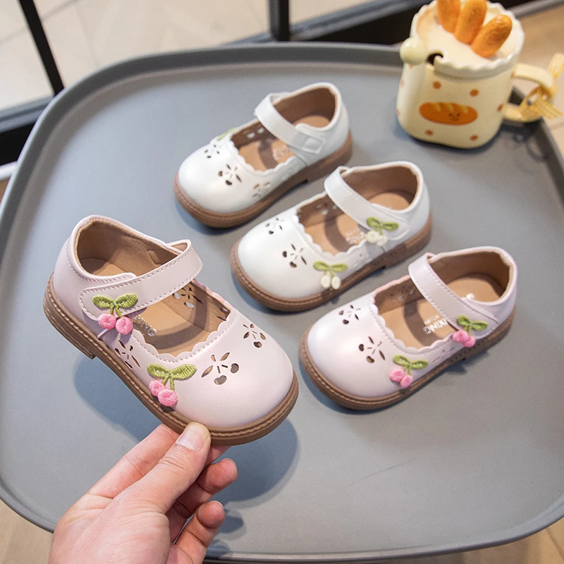 

Детские кожаные сандалии для девочек с вырезами и милыми вишнями, новинка 2026 года, летние туфли Мэри Джейн на мягкой подошве, простые, для принцесс, для вечеринок