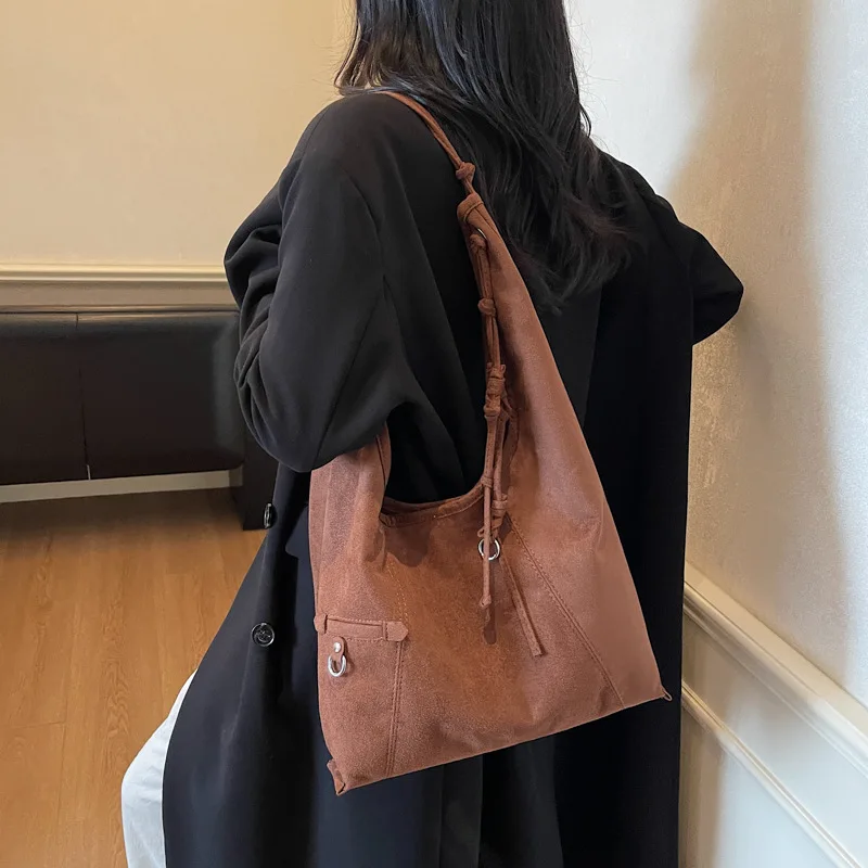 

2023 Новая женская повседневная сумка через плечо, шикарный слинг для подмышек с регулируемым ремешком, просторная сумка для ежедневных поездок и путешествий ​