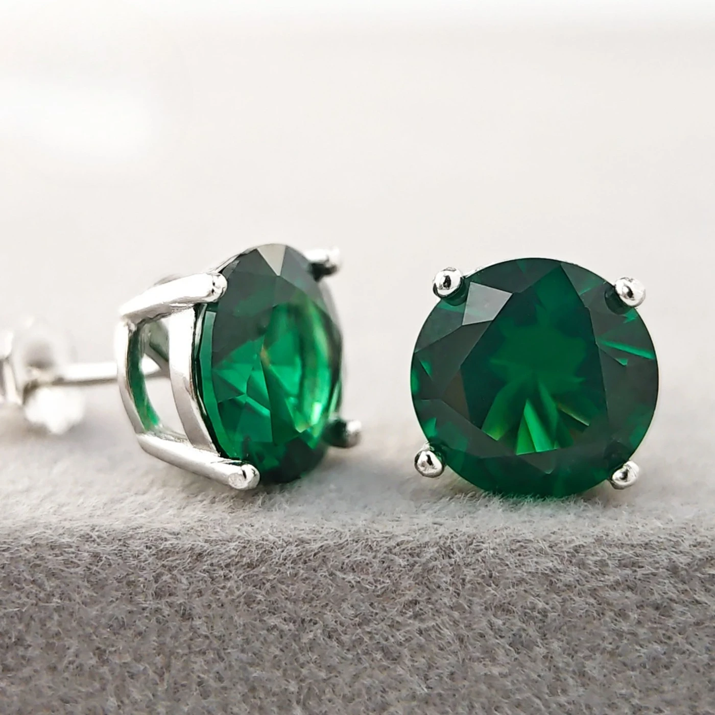 

1 пара серег с зеленым синтетическим цирконием 0,5/1/2/3 карата, классические серьги с четырьмя крапанами, идеально подходят для повседневного ношения.