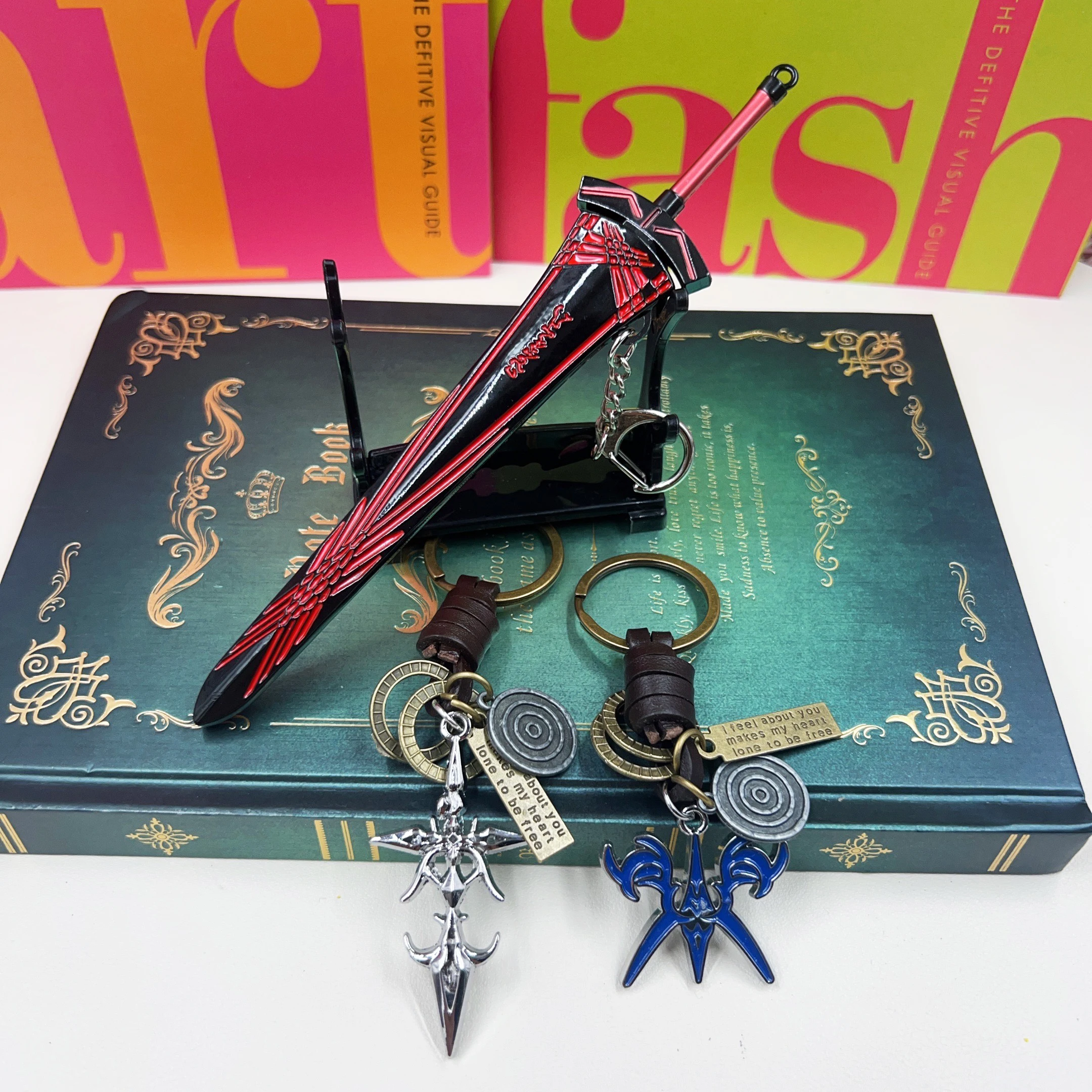 

Anime 16cm Mini Sword Keychain From Fate/Stay Night Alter Saber Zinc Alloy Black Color Blade Replica Swords Not Sharp Cosplay