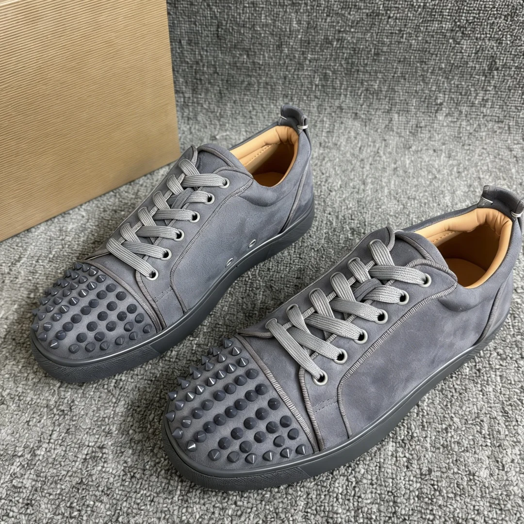 Lace-Up Red Sole Casual Sports Shoes Women Men Flats 35-47 Size Rivets Decorate Round Toe Gray Flannel Leather Unisex Sneakers