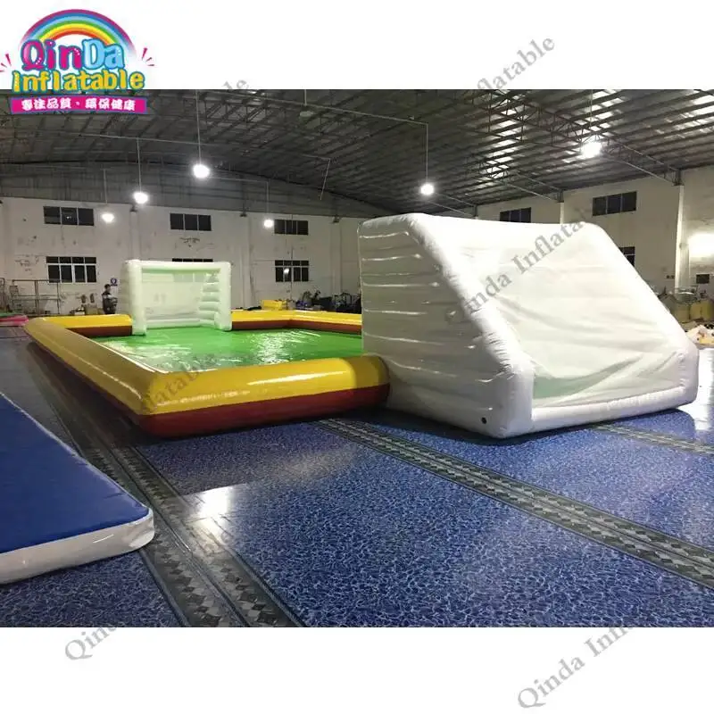 محكم 0.6 مم PVC ملعب كرة قدم قابل للنفخ محمول قابل للنفخ لألعاب كرة القدم الممتعة