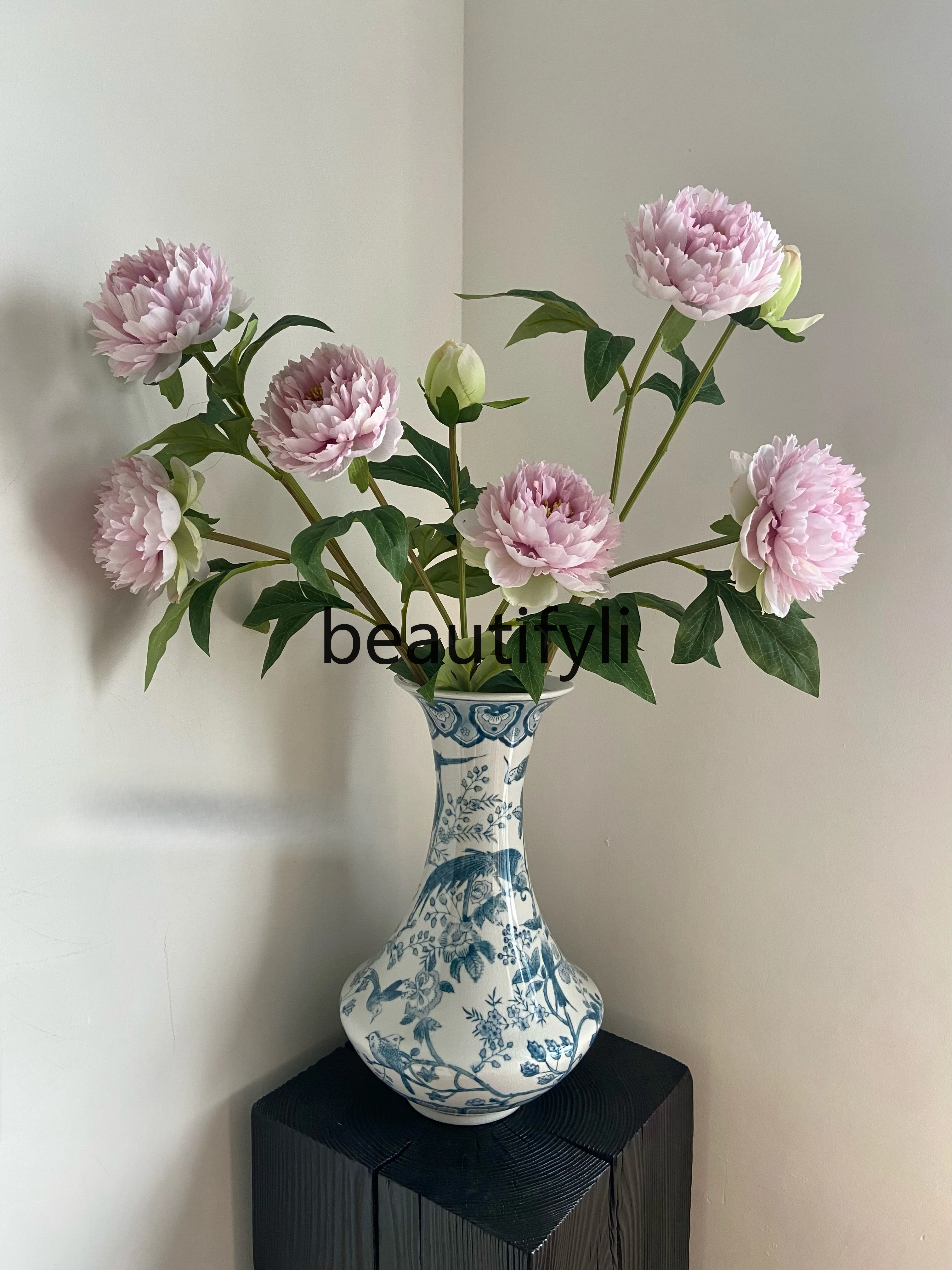 Hand painted flower and bird blue and white porcelain waist vase